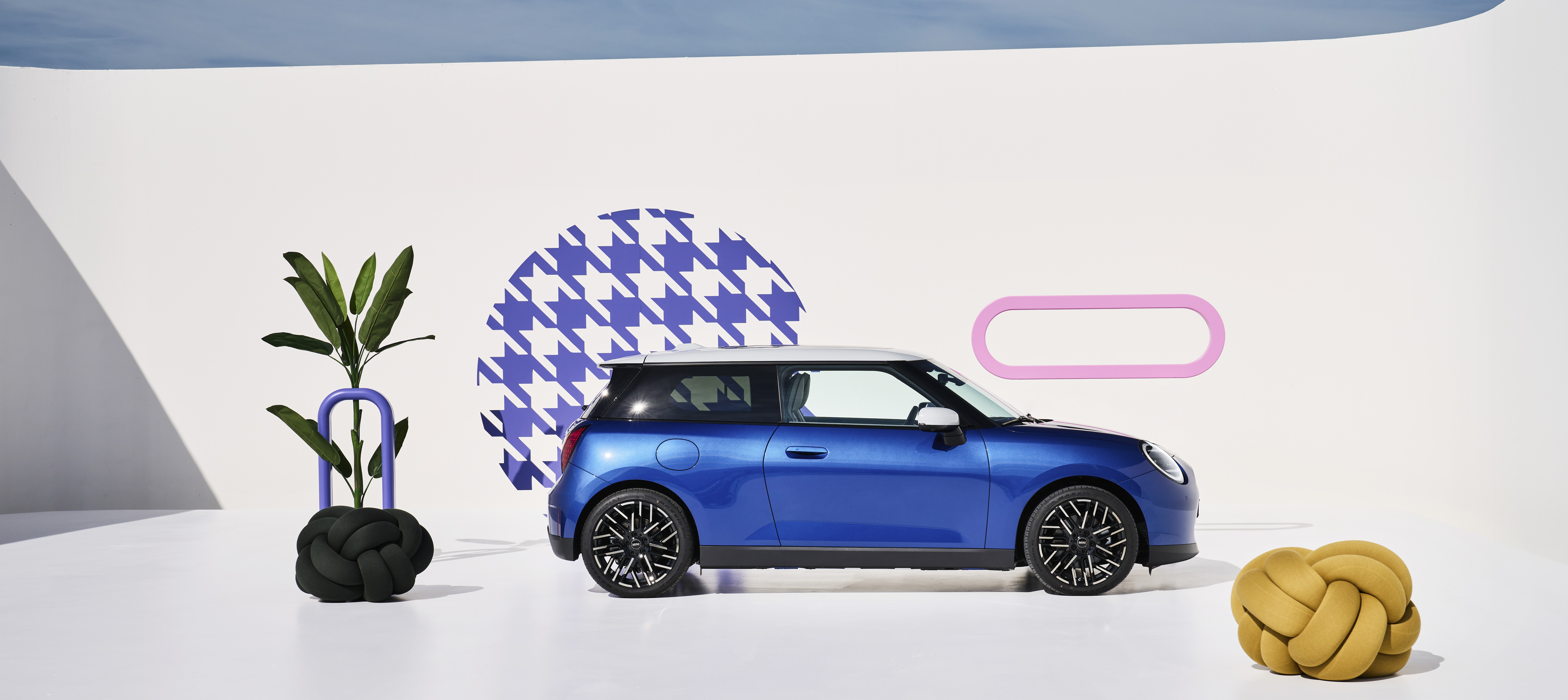 BLOG_mini-cooper-se-J01-maximum-towing-capacity-mini-bike-towbar